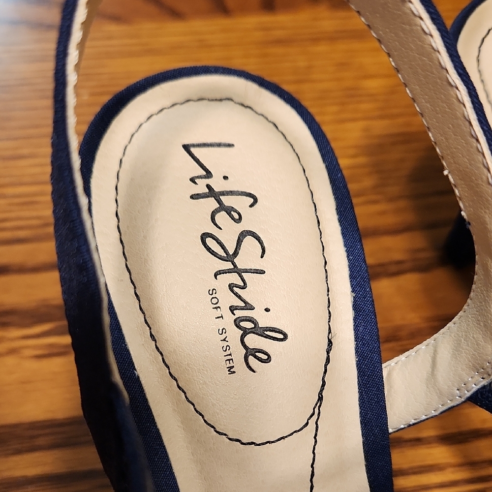 Life Stride Navy Blue Heels - Picture 2 of 9